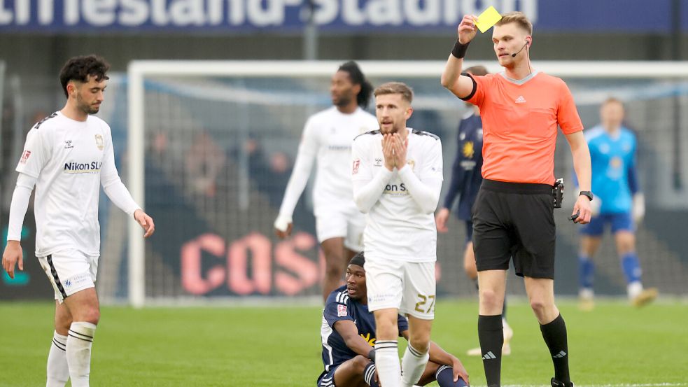 Phönix Lübeck erhält vom Norddeutschen Fußball-Verband für einen Fehler möglicherweise sogar die Rote Karte. Foto: Doden/Emden