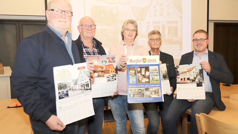 Den neuen Kalender 2025 des Bürger- und Heimatvereins Barßel stellte der Vorstand (von links) Georg Hoffbuhr, Georg Fricke, Brigitte Hanneken, Otto Elsen und Meinhard Lamping vor. Foto: Passmann