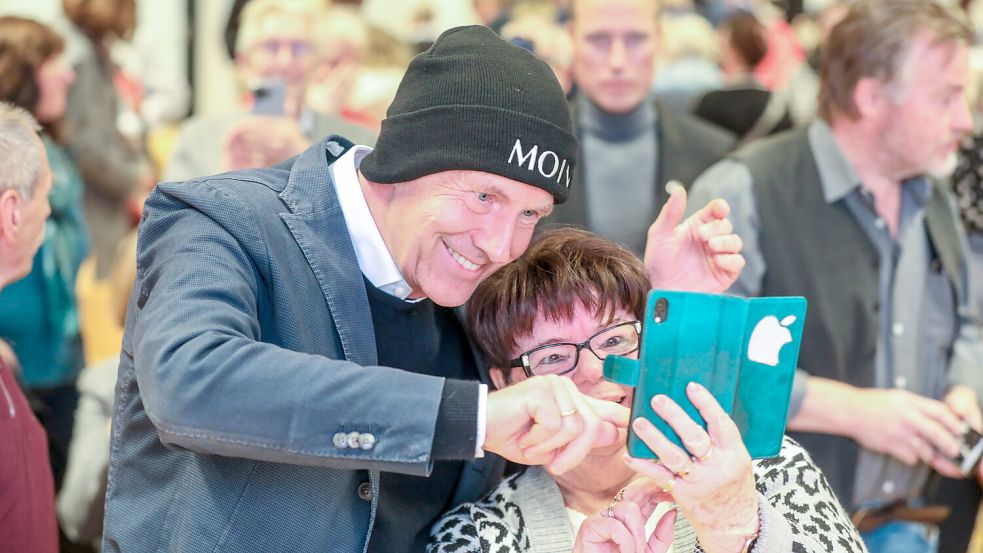 Am ende gab es eine "Moin"-Mütze für Christian Wulff – und die Gelegenheit für Selfies mit den Gästen. Foto: Hock