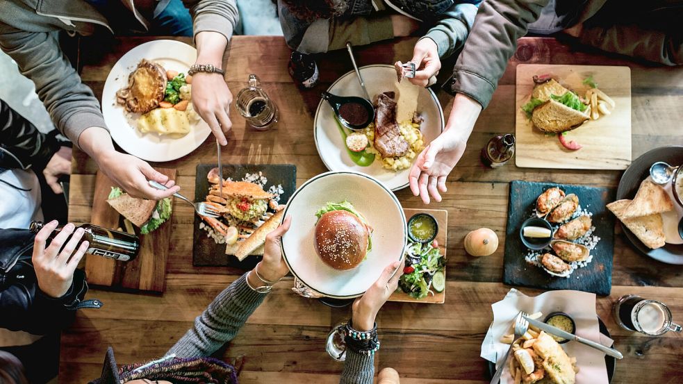 Bei einem guten Essen mit Freunden kommt jeder auf seinen Geschmack. Foto Adobe Stock