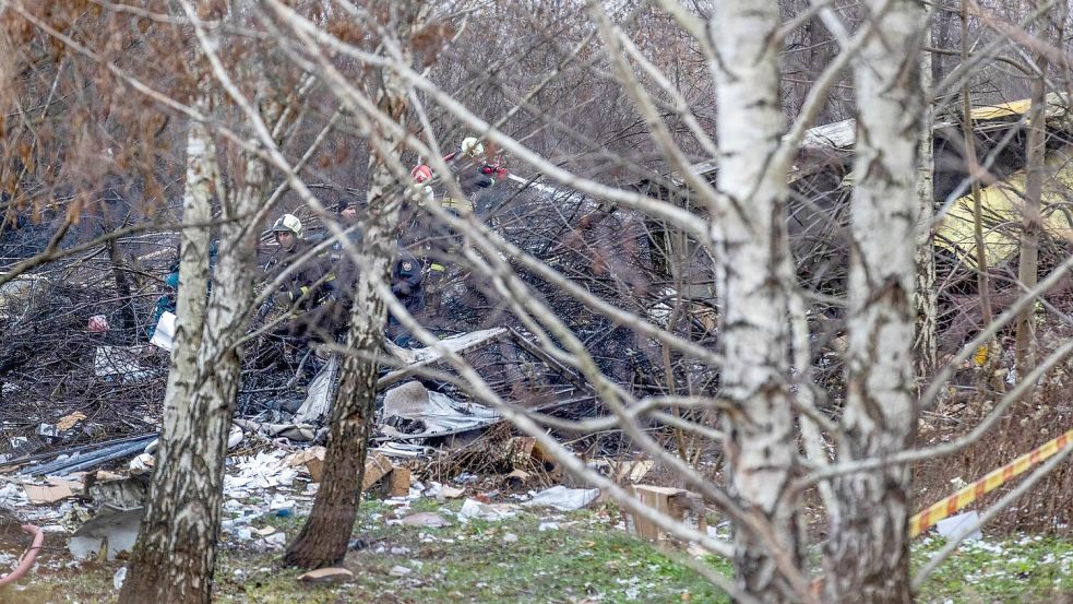 Einsatzkräfte an den Trümmern der abgestürzten Maschine. Foto: Mindaugas Kulbis/AP