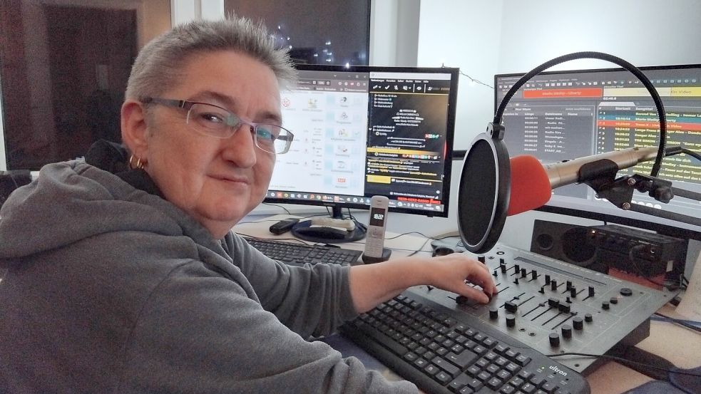 Gaby Woltermann, Inhaberin vom Internetradio „Radio fürs Herz“, moderiert ihre Sendungen aus dem hauseigenen Sendestudio. Foto: Scherzer