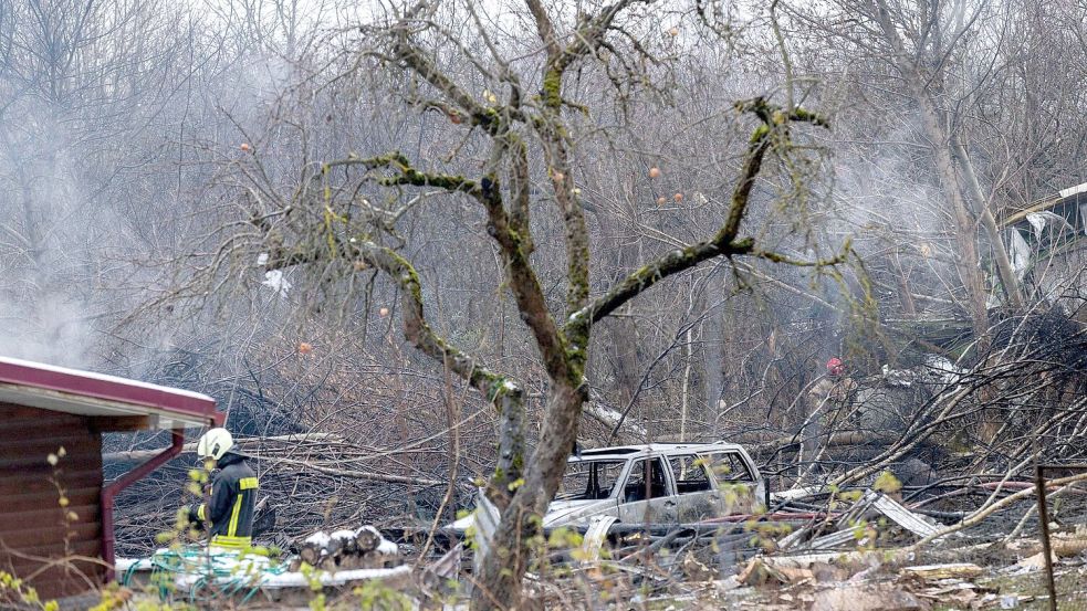 Einsatzkräfte und Rauch an der Absturzstelle Foto: Mindaugas Kulbis/AP