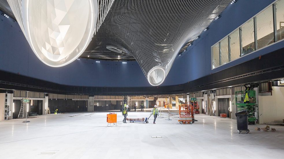 Lichtkegel ragen in den künftigen Marktplatz des Terminal 3 in Frankfurt. Foto: Lando Hass/dpa