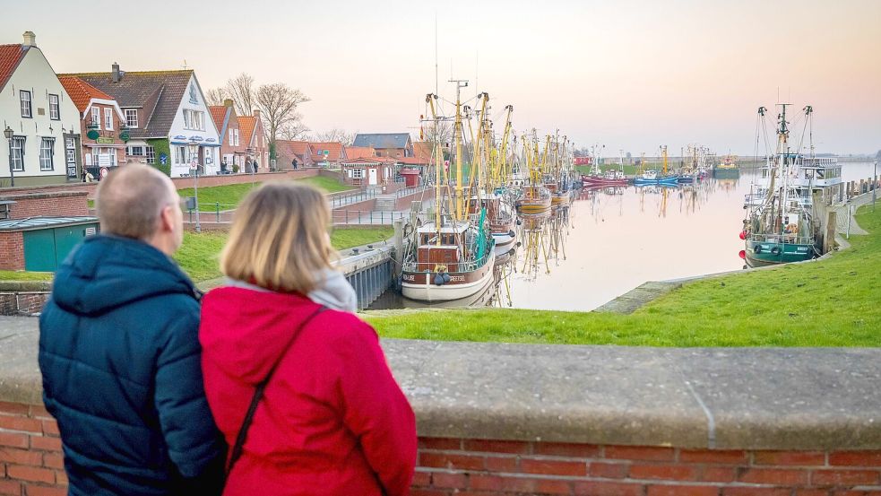 Ostfriesland ist immer einen Besuch wert: Aber auch hier blickt die Branche sorgenvoll in die Zukunft. (Das Foto mit den Krabbenkuttern ist unverkennbar in Greetsiel aufgenommen worden.) Foto: Schuldt/DPA/Archiv