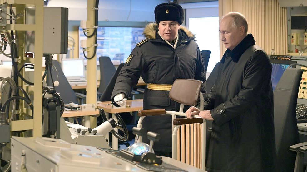 Russlands Präsident Wladimir Putin (rechts) besucht im Dezember 2023 die Brücke der Fregatte „Admiral Golovko“. Das Schiff ist eines von neun aus Russland, die seit Anfang Oktober von der niederländischen Marine in der Nordsee begleitet wurden. Foto: Danichev/SNA/Imago Images