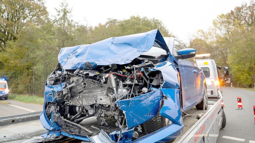 Dieses Auto wurde durch den Unfall komplett zerstört. Fotos: Chowanietz