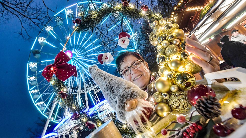 Marita Hugen aus Rhauderfehn hat einen guten Blick auf das Riesenrad auf dem Weihnachtsmarkt Leer. Foto: Ortgies