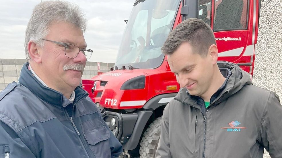 Der Klostermoorer Ortsbrandmeister Alfred Willms (links) bei der Abnahme des neuen Fahrzeugs bei der Firma Bai in Brescia/Italien. Er und vier weitere Kameraden fahren jetzt im Löschwagen zurück nach Ostfriesland. Foto: Feuerwehr