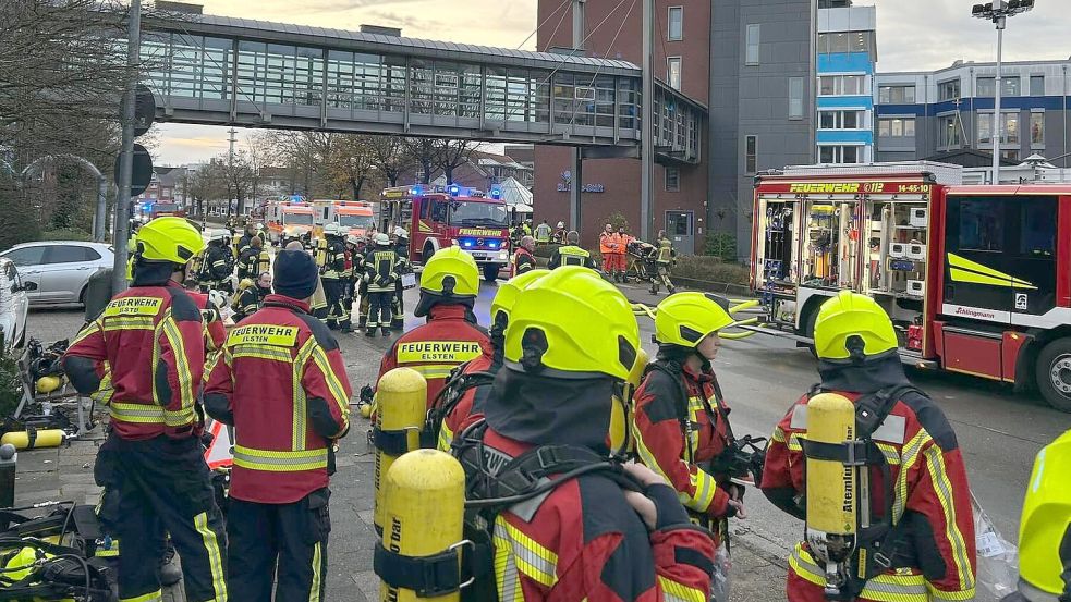 Die Aufbereitung läuft: Zahlreiche Einsatzkräfte mussten am Sonntag zu einem Brand im Pius-Stift ausrücken. Foto: Backhaus/Freiwillige Feuerwehr Cappeln