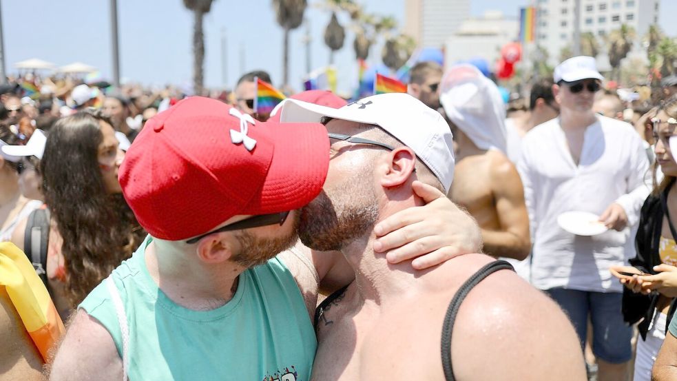 Auf Gay-Pride-Paraden protestieren die Teilnehmer gegen Diskriminierung. Foto: Ilia Yefimovich/dpa