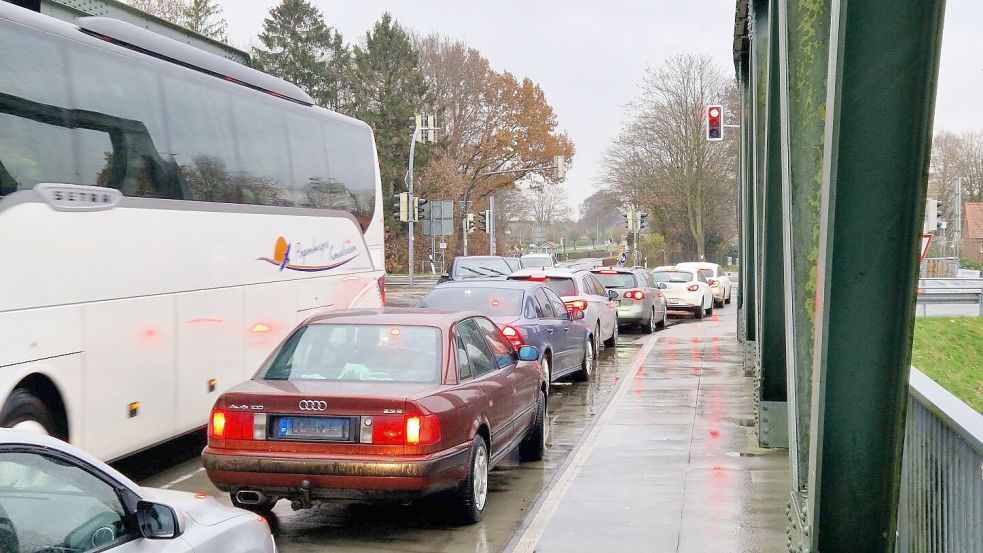 Auf der Papenburger Straße staut sich der Verkehr. Foto: Schulte