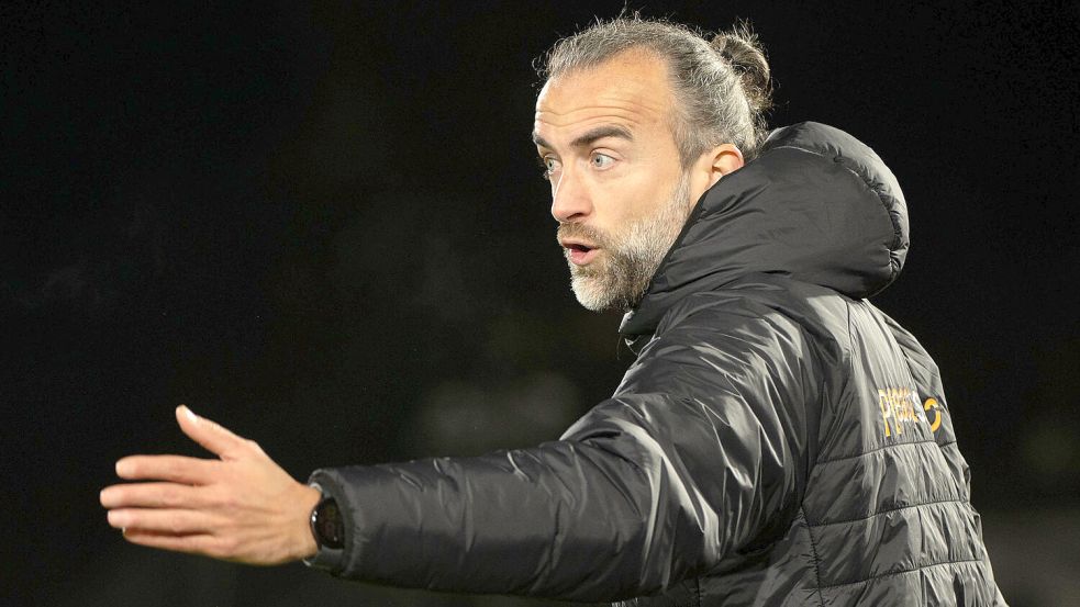 Trainer Dario Fossi kommt am Freitag mit dem VfB Oldenburg nach Emden. Foto: IMAGO / Nordphoto