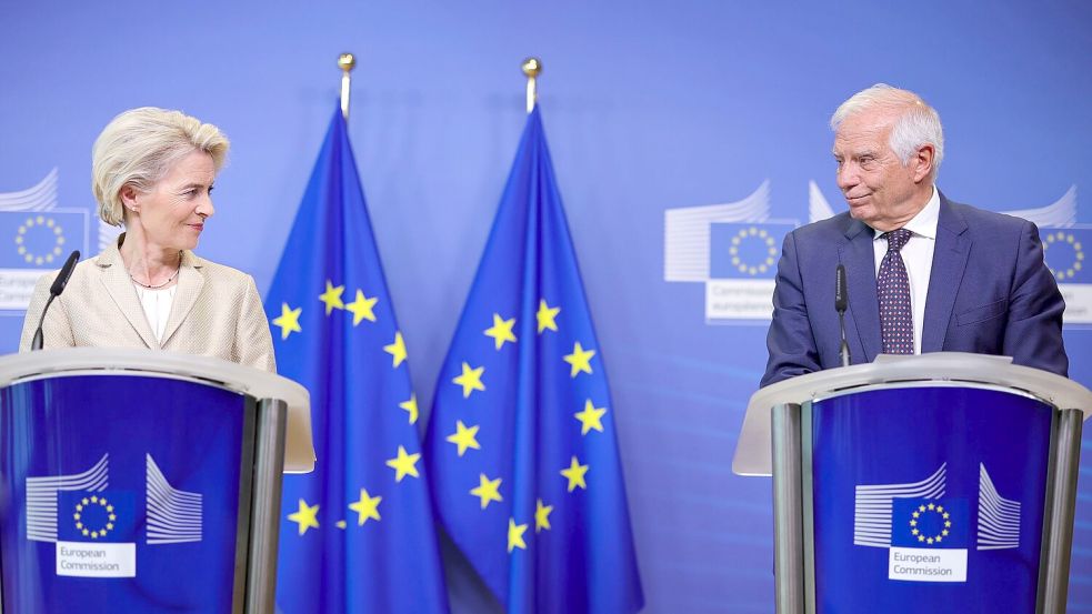 Freuen sich über die Nachrichten aus dem Nahen Osten: Ursula von der Leyen und Josep Borrell. (Archivbild) Foto: Olivier Matthys/AP/dpa