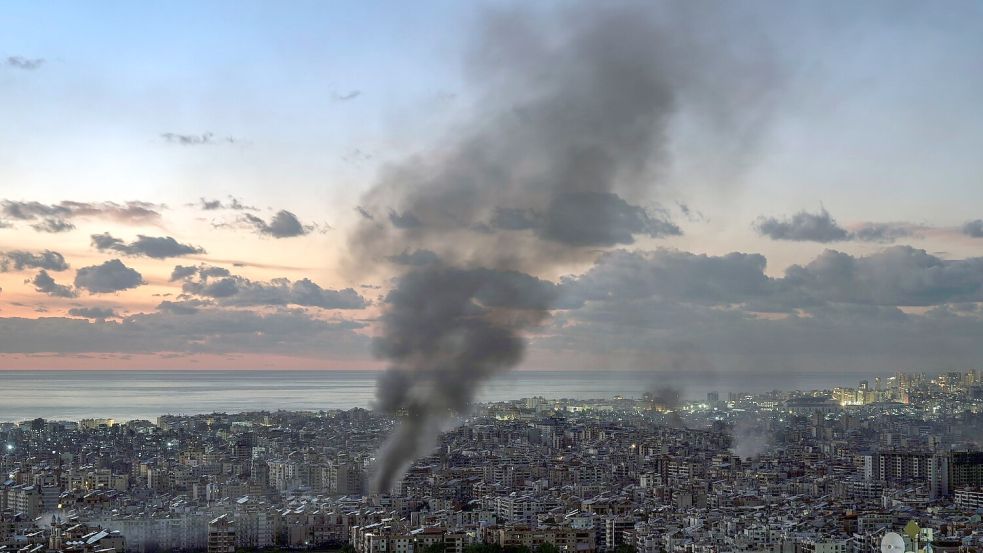 Die israelische Luftwaffe flog bis kurz vor dem Inkrafttreten der vereinbarten Waffenruhe heftige Angriffe in Beirut. Foto: Bilal Hussein/AP/dpa