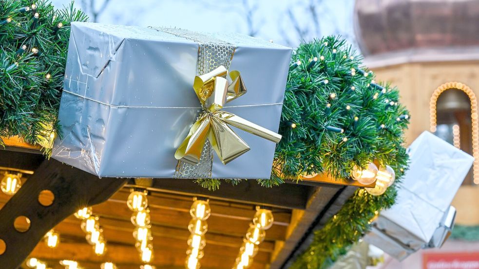 Viele Menschen in Deutschland setzen in diesem Jahr auf Secondhand-Geschenke. (Archivbild) Foto: Jens Kalaene/dpa