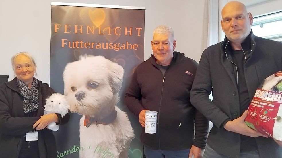 Zum Wohl der Tiere rühren Silke van Rüschen (von links), Jörg van Rüschen und dessen Bruder Frank van Rüschen vom Verein „Fehnlicht Futterausgabe“ die Werbetrommel. Fotos: Scherzer