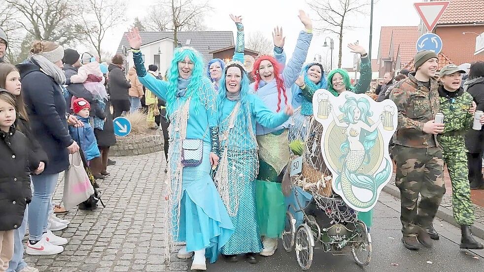 In bunten Kostümen begeisterten die Teilnehmer 2024 das Publikum. Foto: Passmann