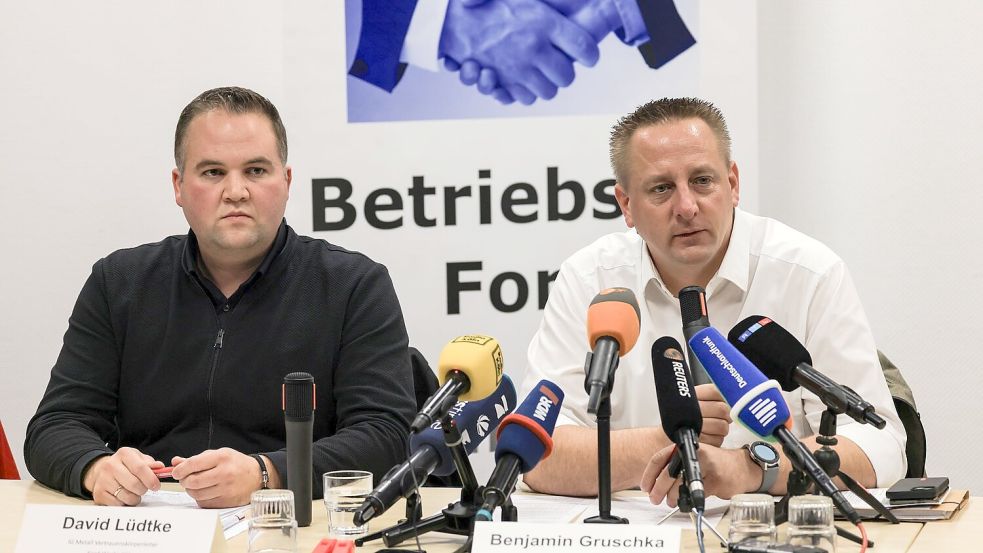 Benjamin Gruschka (r), Vorsitzender des Gesamtbetriebsrates der Ford-Werke, spricht neben David Lüdtke, IG-Metall-Sprecher bei Ford, auf einer Pressekonferenz nach der Betriebsversammlung. Foto: Oliver Berg/dpa