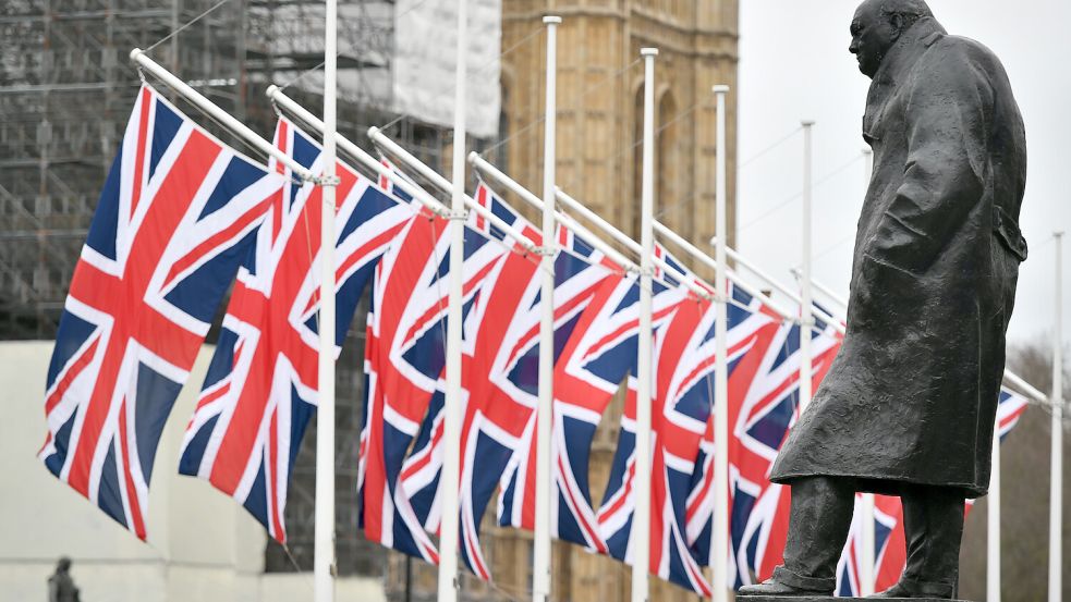 Die Winston-Churchill-Statue und die britischen Flaggen auf dem Parliament Square. Angesichts der weltpolitischen Umbrüche steht Großbritanniens Rolle zwischen EU und USA auf dem Prüfstand. Foto: dpa/Dominic Lipinski