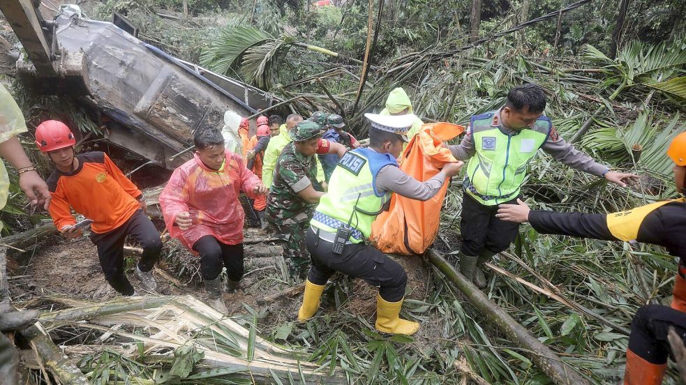 Die Rettungsarbeiten waren wegen der Wetterbedingungen sehr schwierig. Foto: Binsar Bakkara/AP/dpa