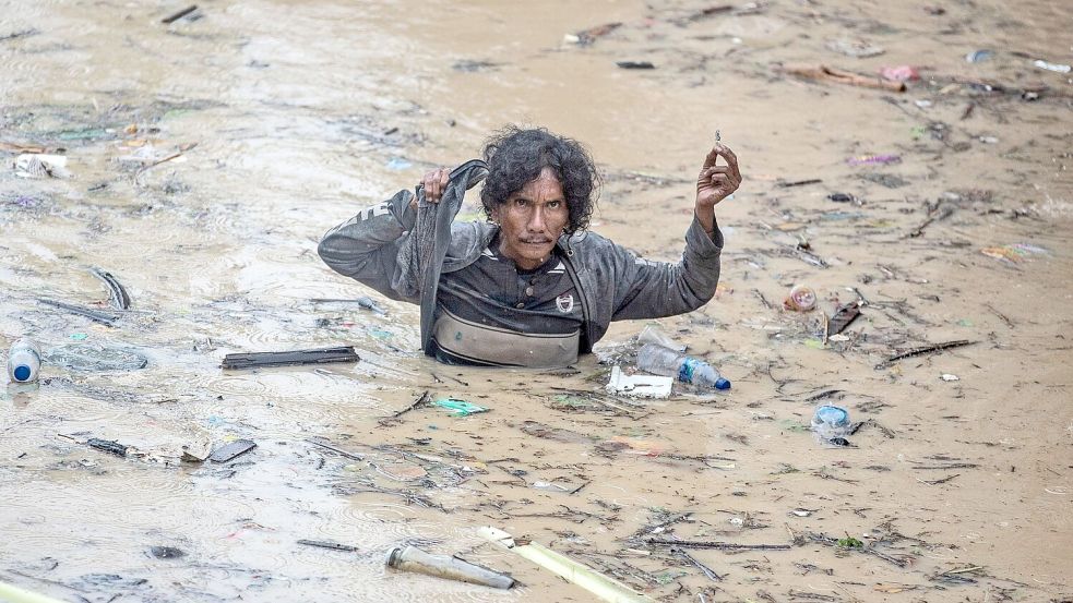 Starkregen führte zu heftigen Überschwemmungen. Foto: Binsar Bakkara/AP/dpa