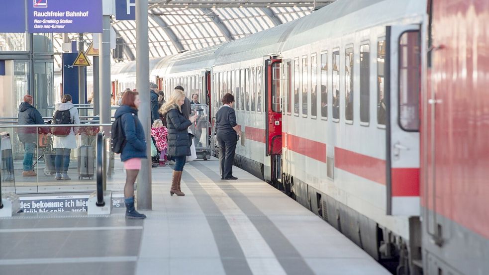 Bahnfahrer können sich voraussichtlich über eine wieder freie Strecke freuen. (Archivbild) Foto: Paul Zinken/dpa