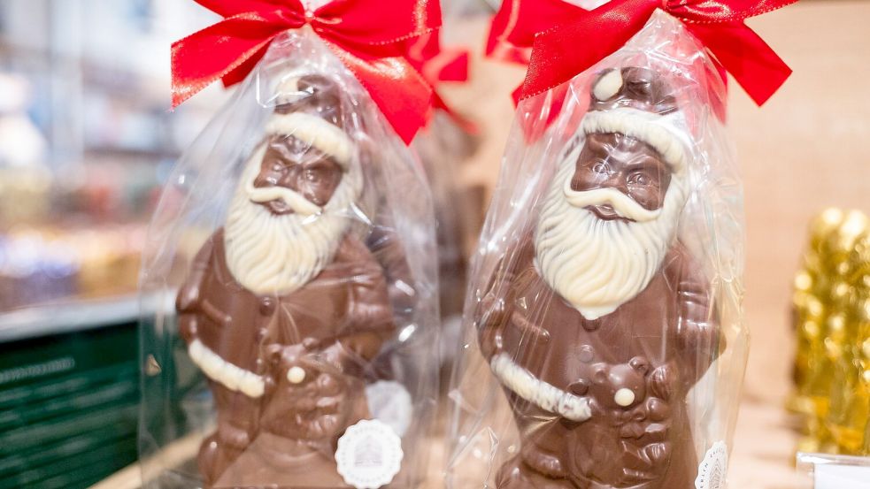 Verbraucherinnen und Verbraucher müssen für Schokoladenweihnachtsmänner mehr Zahlen als vor einem Jahr. Foto: Alicia Windzio/dpa