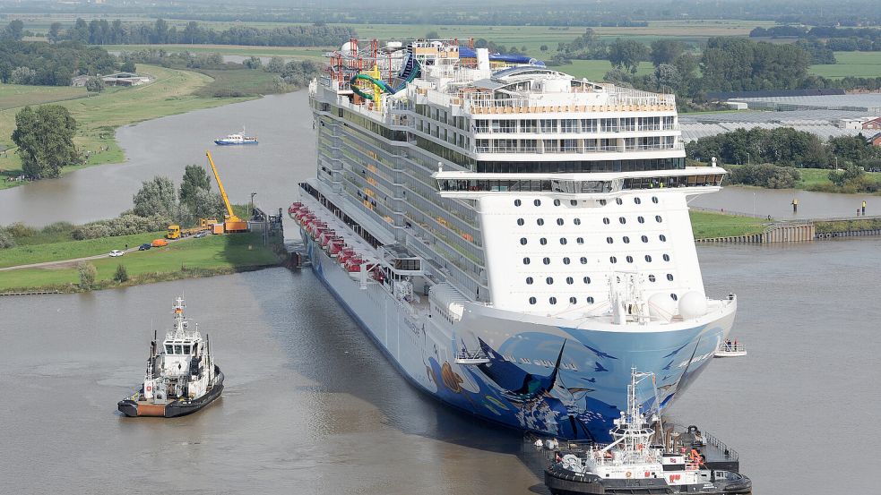 Die „Norwegian Escape“ bei der Emsüberführung. Foto: dpa/Ingo Wagner