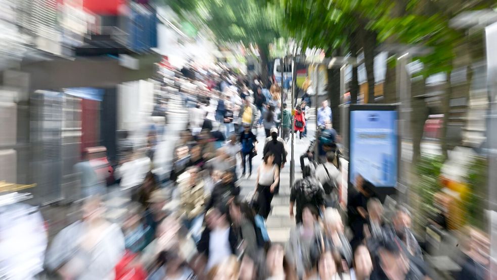 Der Konsum der Verbraucher erholt sich nur schleppend (Symbolbild). Foto: Bernd Weißbrod/dpa