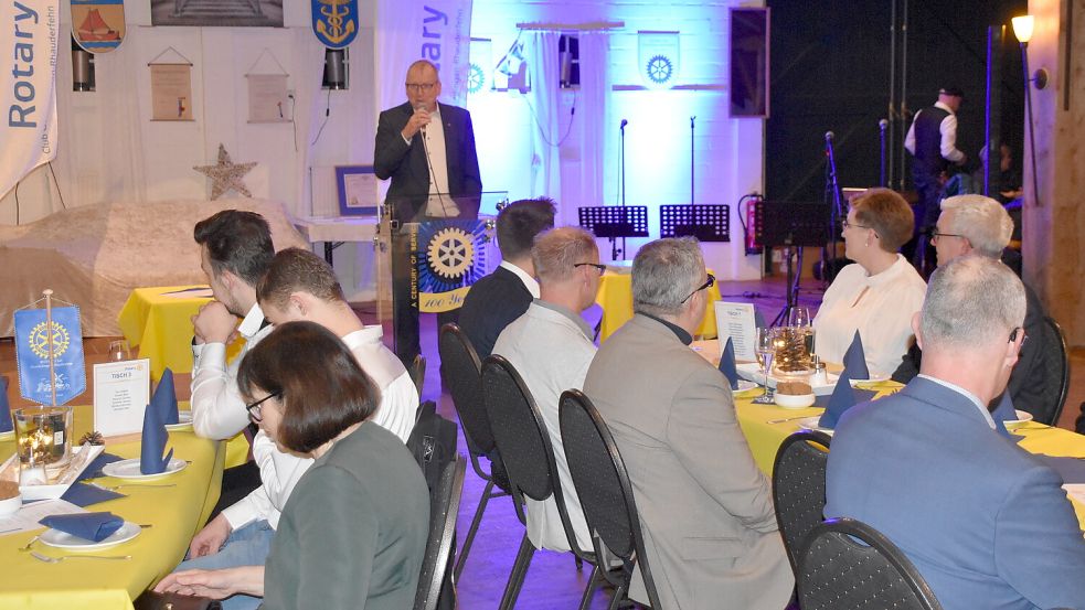 Jan-Peter Schubert (hinten stehend), Präsident des Rotary Clubs Overledingen-Rhauderfehn, begrüßte die Gäste zur Verleihung des Handwerkerpreises. Foto: Ammermann