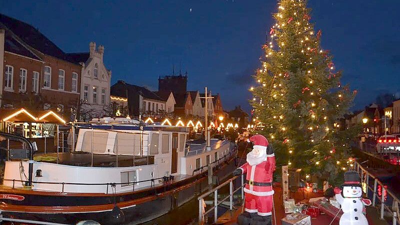 Der schwimmende Weihnachtsbaum am Alten Hafen in Weener. Bild: Stadt Weener