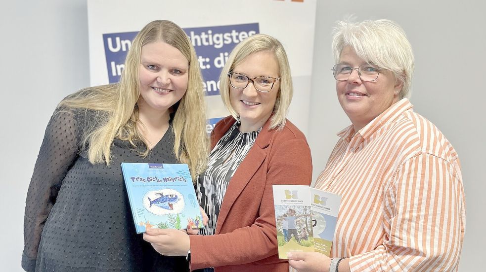 Das Foto zeigt von links die Autorin Veronika Greipl, die Kundenberaterin der Raiffeisenbank Flachsmeer Wiebke Bluwatsch und die Illustratorin Martina Thoben. Foto: Raiba/Kerstin Janssen