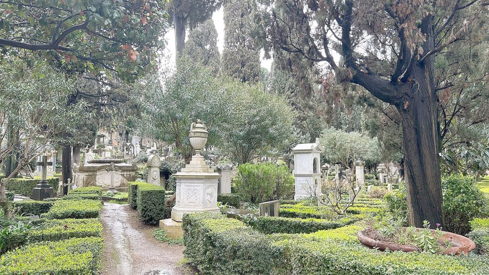 Wegen des Diebstahls von mehr als 350 Bilder verstorbener Frauen auf Friedhöfen muss ein Italiener ins Gefängnis. (Foto: Archiv) Foto: Christoph Sator/dpa