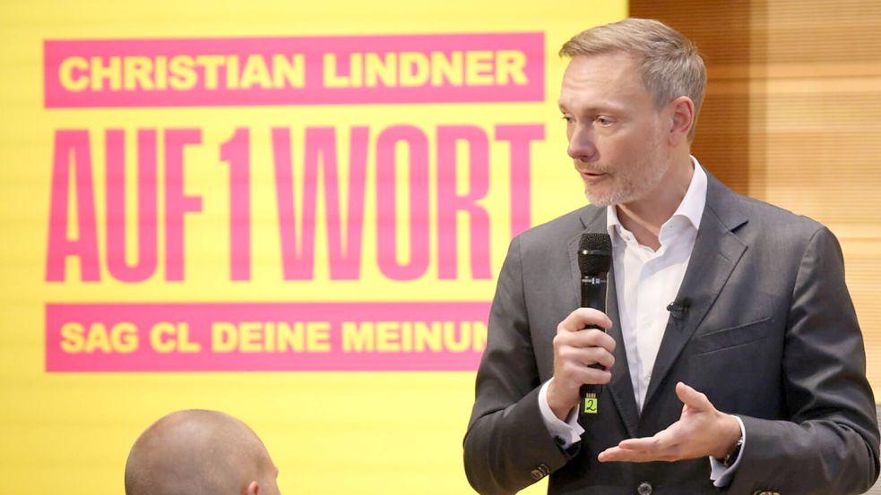 Muss seine Politik erklären: FDP-Parteichef Christian Lindner nach dem Ampel-Aus bei einer Townhall-Veranstaltung. Foto: IMAGO/Frank Ossenbrink