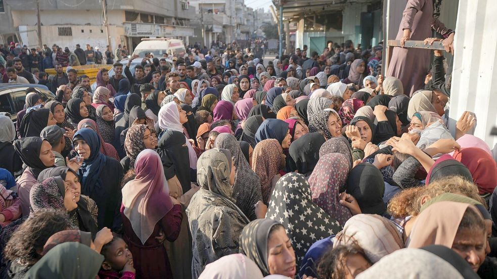 Einwohner warten vor einer Bäckerei, um Brot zu erhalten. (Archivbild) Foto: Abdel Kareem Hana/AP