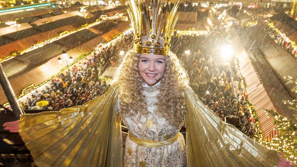 Das Nürnberger Christkind, Nelli Lunkenheimer, auf der Kirchenempore. (Archivbild) Foto: Daniel Karmann/dpa