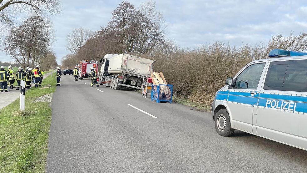 Feuerwehr und Polizei sind zur Deichstraße ausgerückt. Dort ist ein Lastwagen von der Fahrbahn abgekommen. Foto: David Ammermann