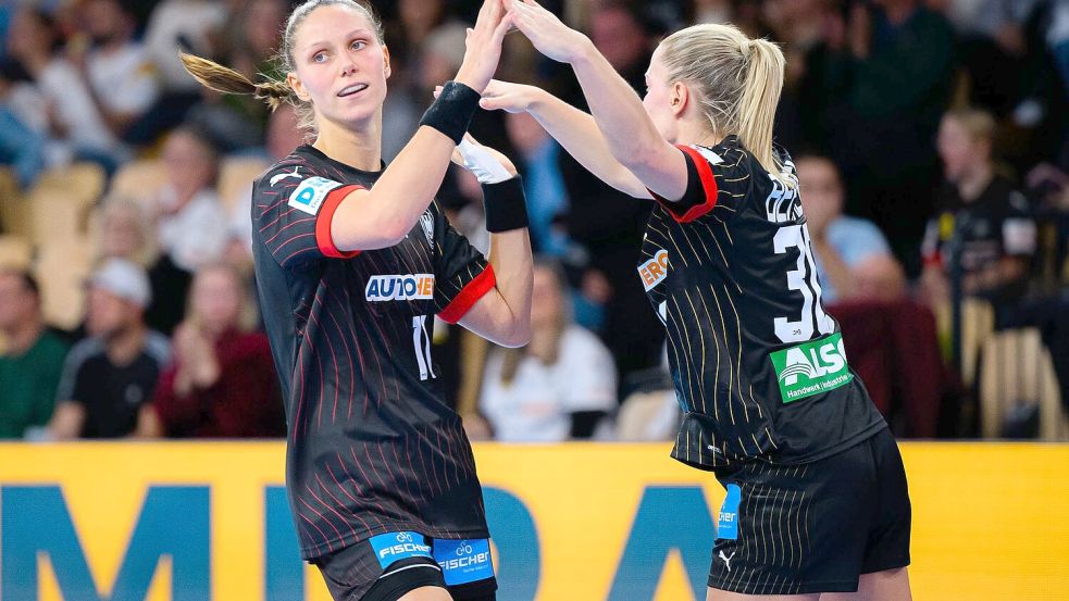 Deutschlands Handballerinnen sind mit einem Sieg gegen die Ukraine in die EM gestartet. Foto: Marco Wolf/dpa