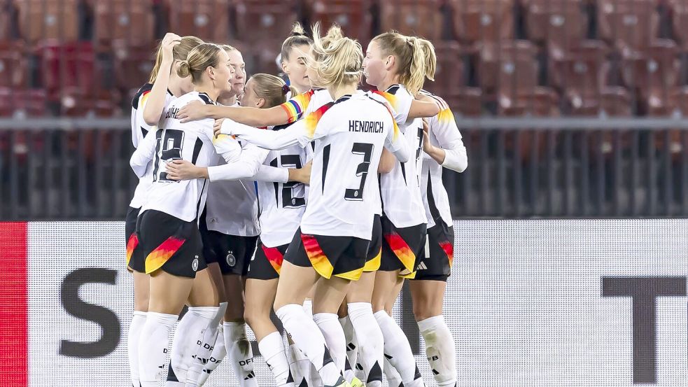 DFB-Frauen jubeln nach dem 1:0 durch Sjoeke Nüsken. Foto: Michael Buholzer/KEYSTONE/dpa