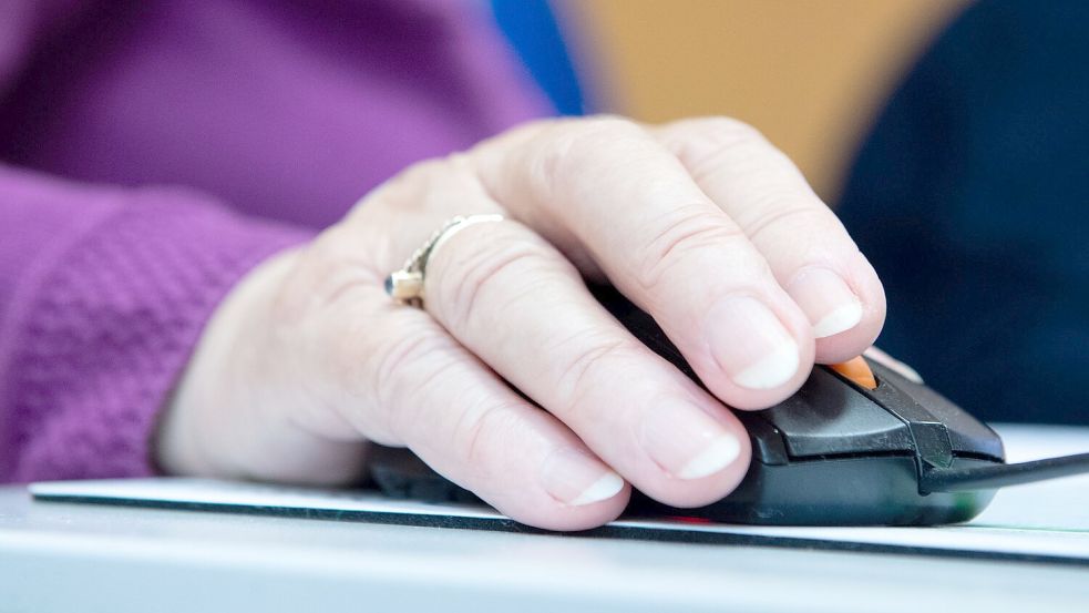 Ein Seniorenverband beklagt, dass es WLAN nicht in allen Alten- und Pflegeheimen gibt (Symbolbild). Foto: Franziska Gabbert/dpa-tmn/dpa