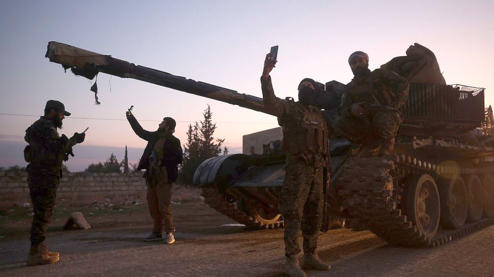 Die Rebellen sollen Aktivisten zufolge schon in Aleppo sein. Foto: Ghaith Alsayed/AP/dpa