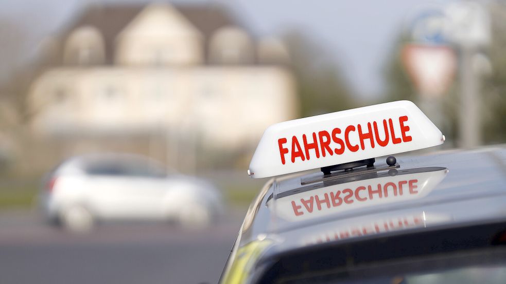 Azubis auf dem Land profitieren bislang kaum vom Deutschlandticket. Ein Führerschein-Zuschuss ist daher eine gute Ergänzung. Foto: IMAGO / Future Image