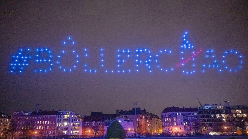 Bereits 2023 hatte die Deutsche Umwelthilfe mit einer Drohnenshow Alternativen zum Silvester-Feuerwerk gezeigt. (Archivbild) Foto: Monika Skolimowska/dpa