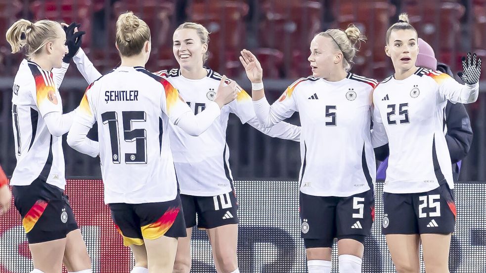 Jubel im Letzigrund: Deutschlands Fußballerinnen auf Torejagd Foto: Michael Buholzer/KEYSTONE/dpa