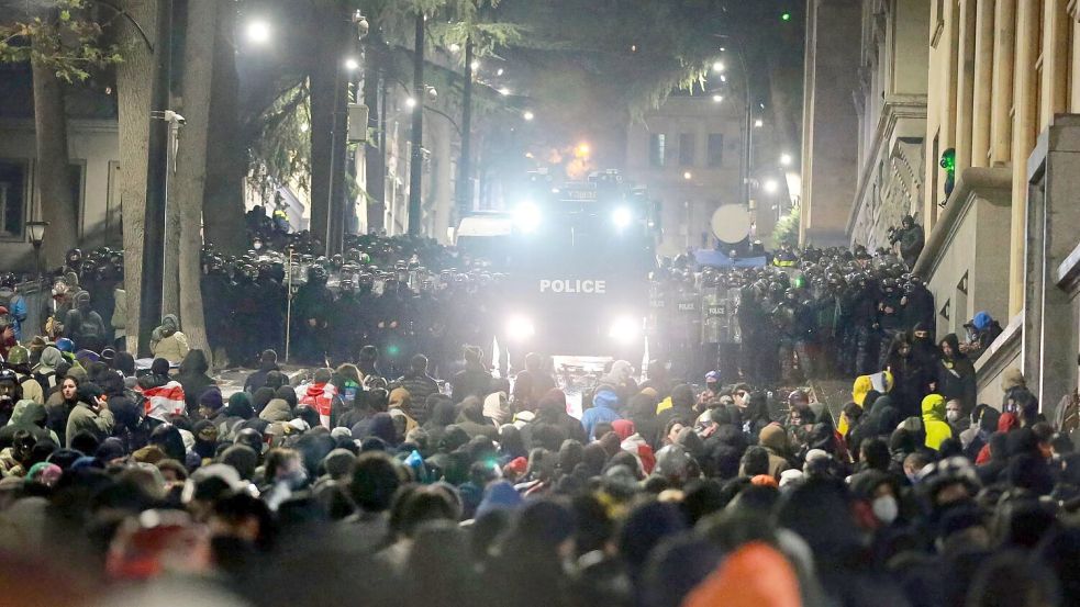 Polizei und Demonstranten lieferten sich in der Nacht schwere Auseinandersetzungen vor dem Parlamentsgebäude. Foto: Zurab Tsertsvadze/AP/dpa