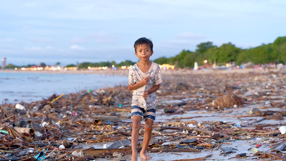 Müll verunreinigt die Strände von Bali. Die indonesische Insel kämpft um ihren Ruf als Traum-Reisedestination. Foto: Imago