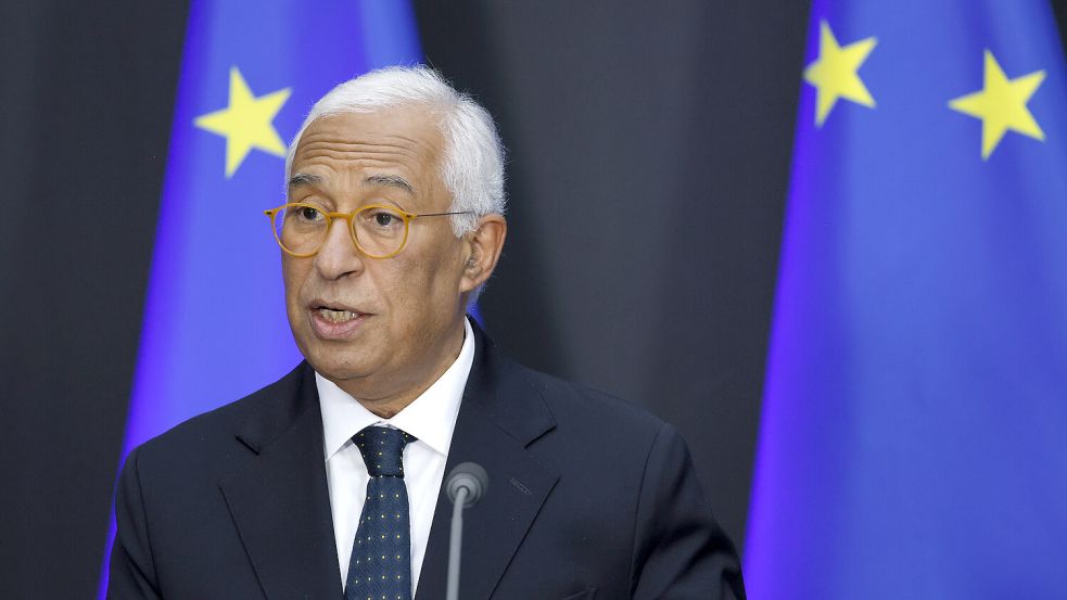 Der neue Präsident des Europäischen Rates Antonio Costa spricht während einer Übergabezeremonie mit dem scheidenden Präsidenten des Europäischen Rates Michel in Brüssel. Foto: dpa/Omar Havana