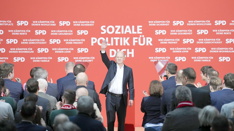 Ja gibt‘s denn sowas? Die SPD feiert Olaf Scholz nach seiner Wahlkampfrede in der Berliner Parteizentrale. Foto: IMAGO/Bernd Elmenthaler