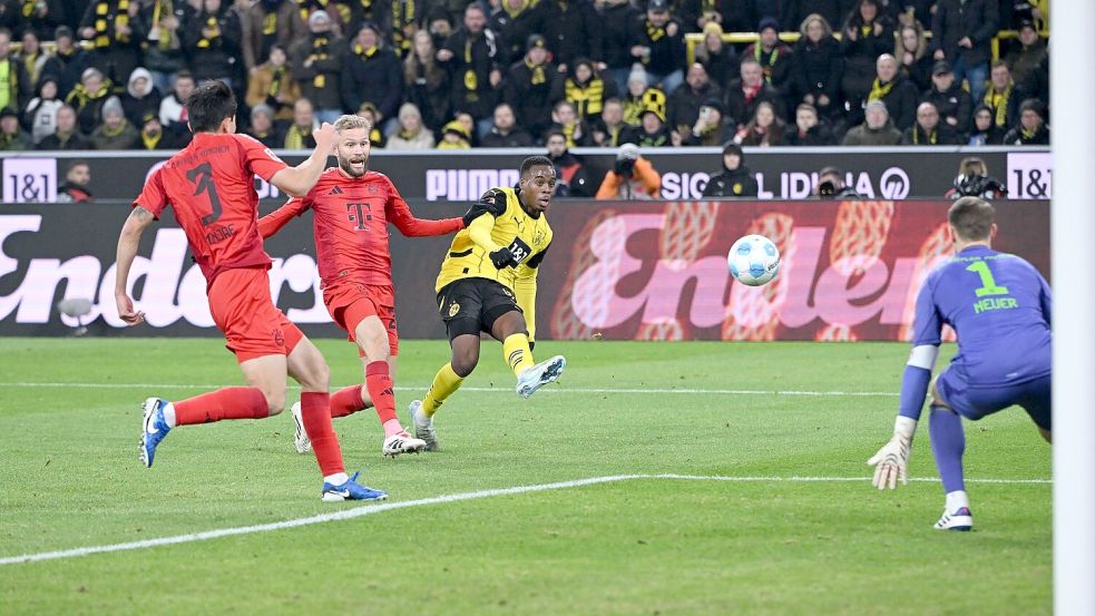 Jamie Gittens schießt das 1:0 für Dortmund. Foto: Federico Gambarini/dpa